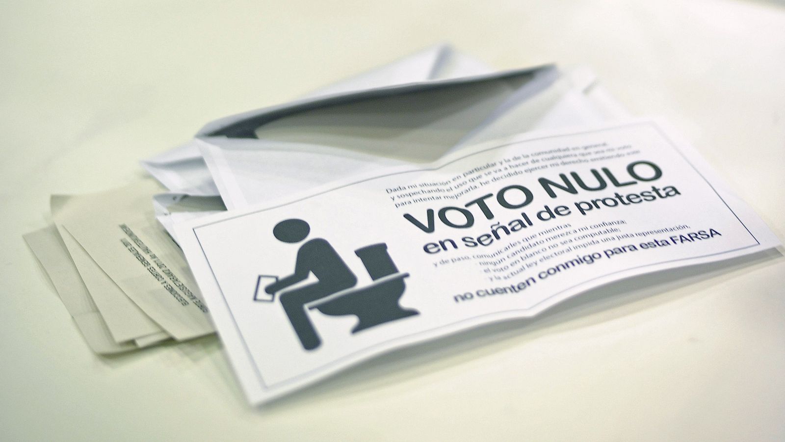 BERRIOZAR (NAVARRA), 20/11/2011.- Imagen de los votos nulos en una de las mesas electorales durante el recuento de votos de las elecciones generales, tras el cierre de los colegios electorales.