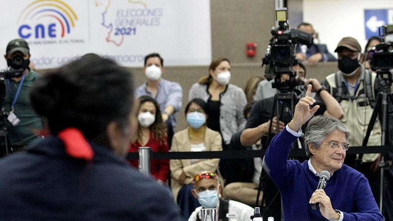 El candidato a la presidencia de Ecuador Guillermo Lasso frente al candidato Yaku Pérez durante una reunión en la sede del Consejo Nacional Electoral en Quito el viernes 12 de febrero de 2021.