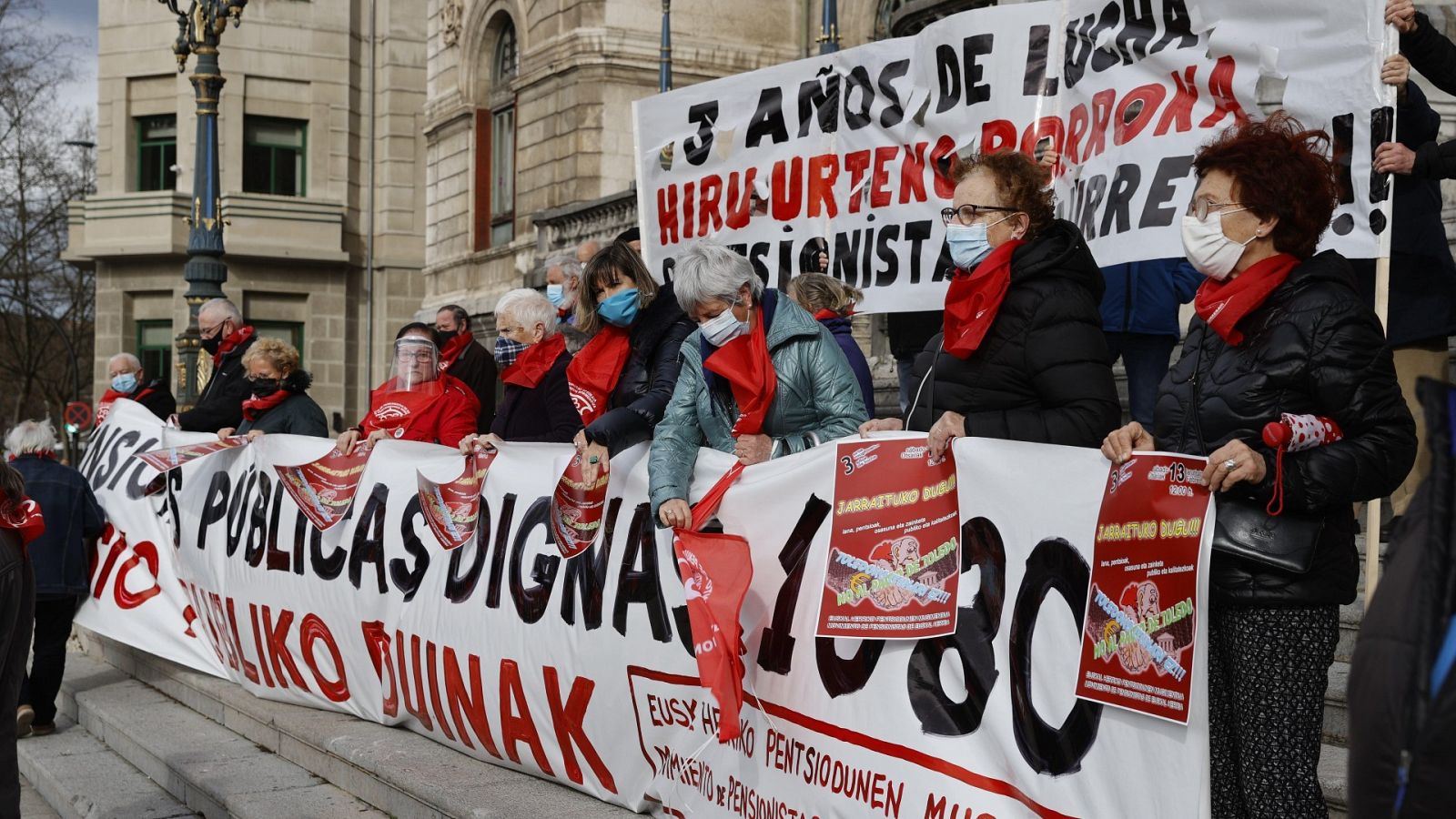 Manifestación de pensionistas ante el ayuntamiento de Bilbao