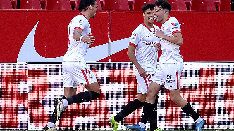 Munir (derecha) celebra con sus compañeros del Sevilla el gol ante el Huesca
