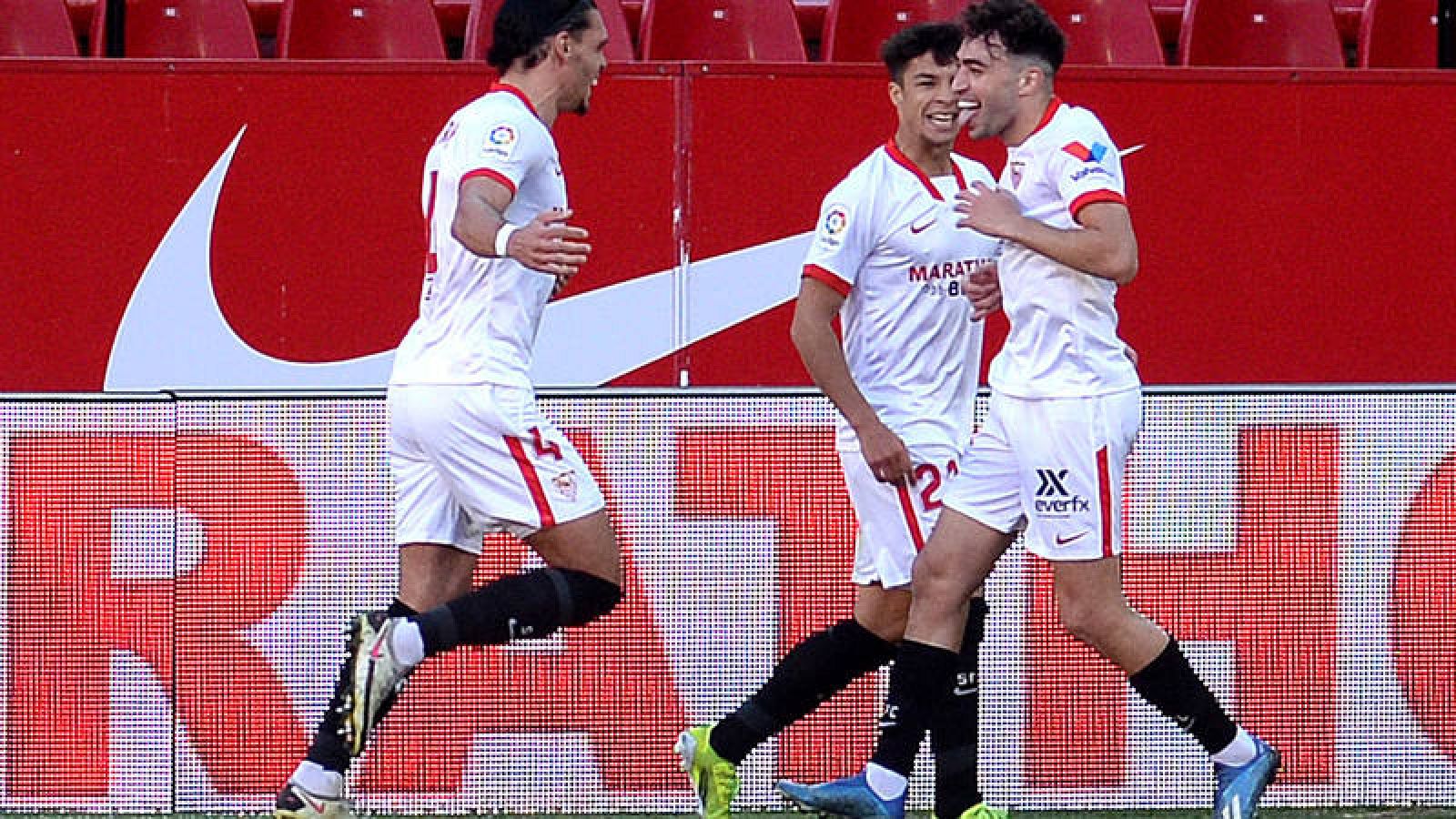 Munir (derecha) celebra con sus compañeros del Sevilla el gol ante el Huesca