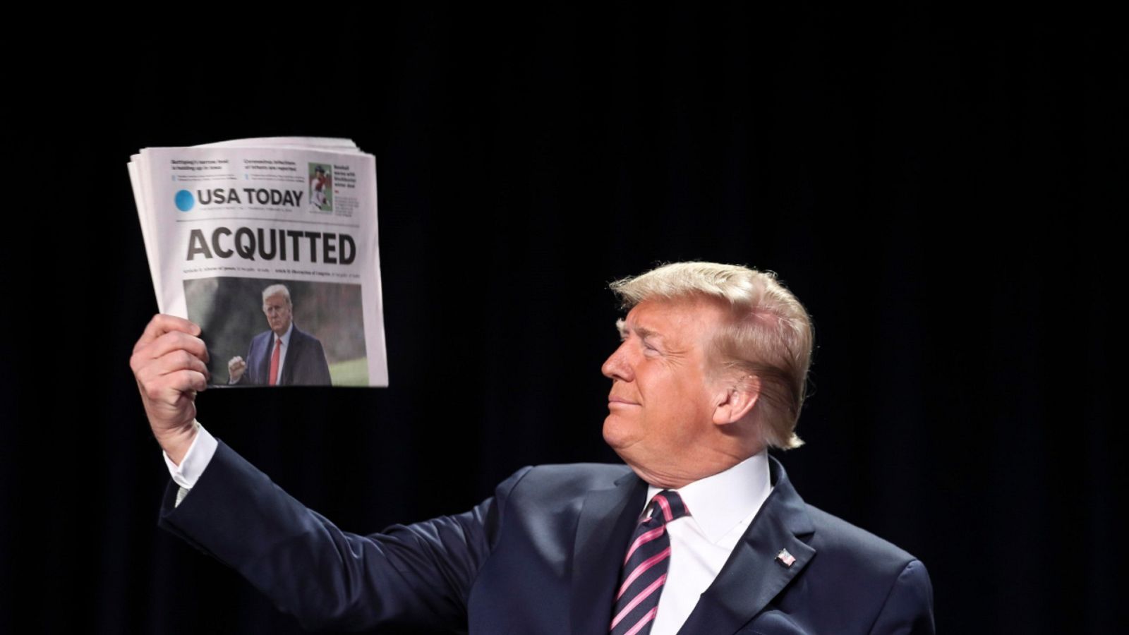 Imagen de archivo del 6 de febrero de 2020 de Donald Trump con la portada de un periódico el día después de ser absuelto de su primer juicio político.