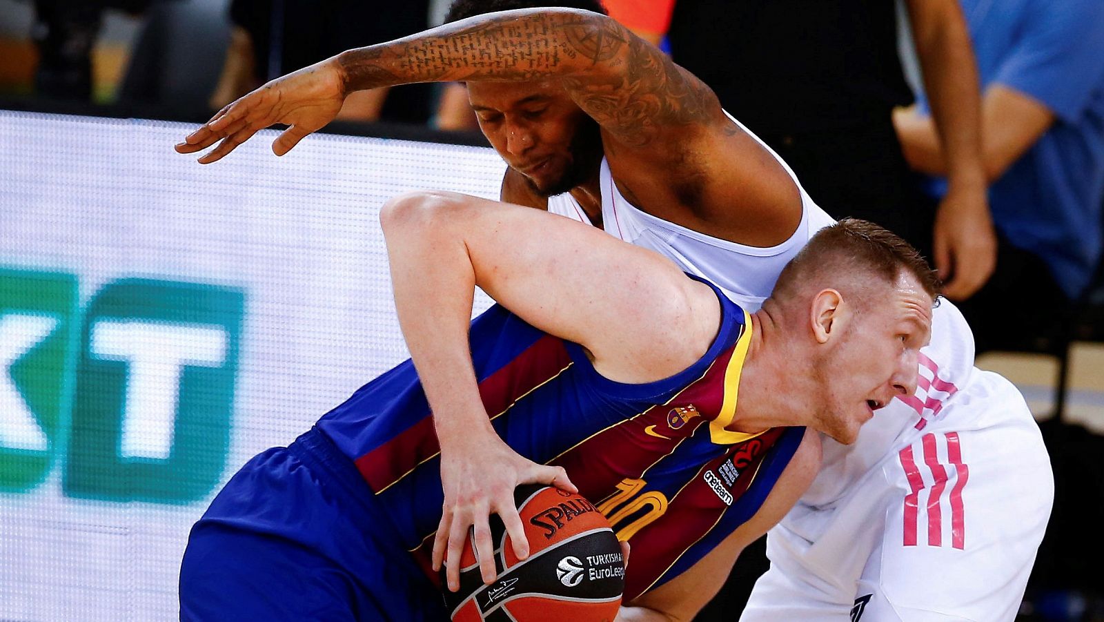 El alero letón del Barça Rolands Smits lucha con Trey Thompkins, del Real Madrid.