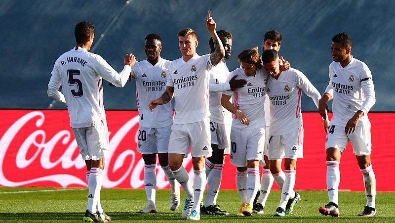 Toni Kroos celebra su tanto ante el Valencia en partido de Liga disputado en el Estadio Alfredo Di Stéfano de Valdebebas.