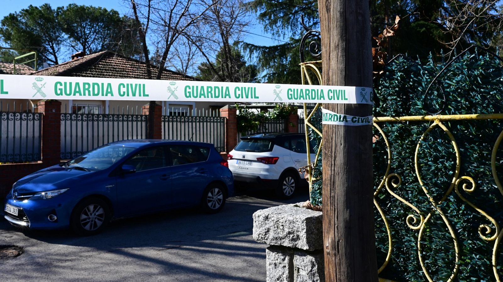 Zona precintada por la Guardia Civil cercana a la vivienda donde una mujer ha sido asesinada presuntamente a manos de su pareja