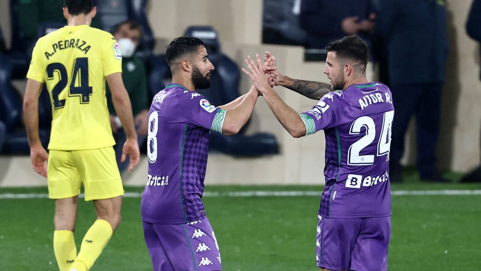 Los jugadores del Betis Nabil Fekir y Aitor Rubial celebran el primer gol de su equipo ante el Villarreal en La Cerámica.