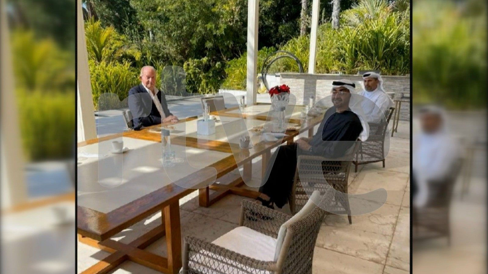 Fotografia del rey emérito en Abu Dabi junto al príncipe heredero de Emiratos Árabes