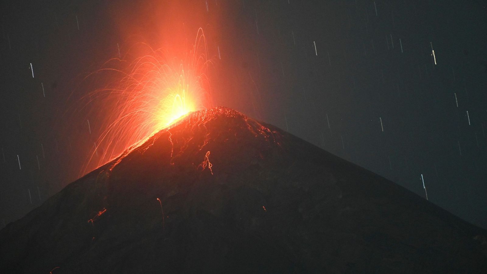 El Volcán de Fuego en plena erupción, visto desde Alotenango.