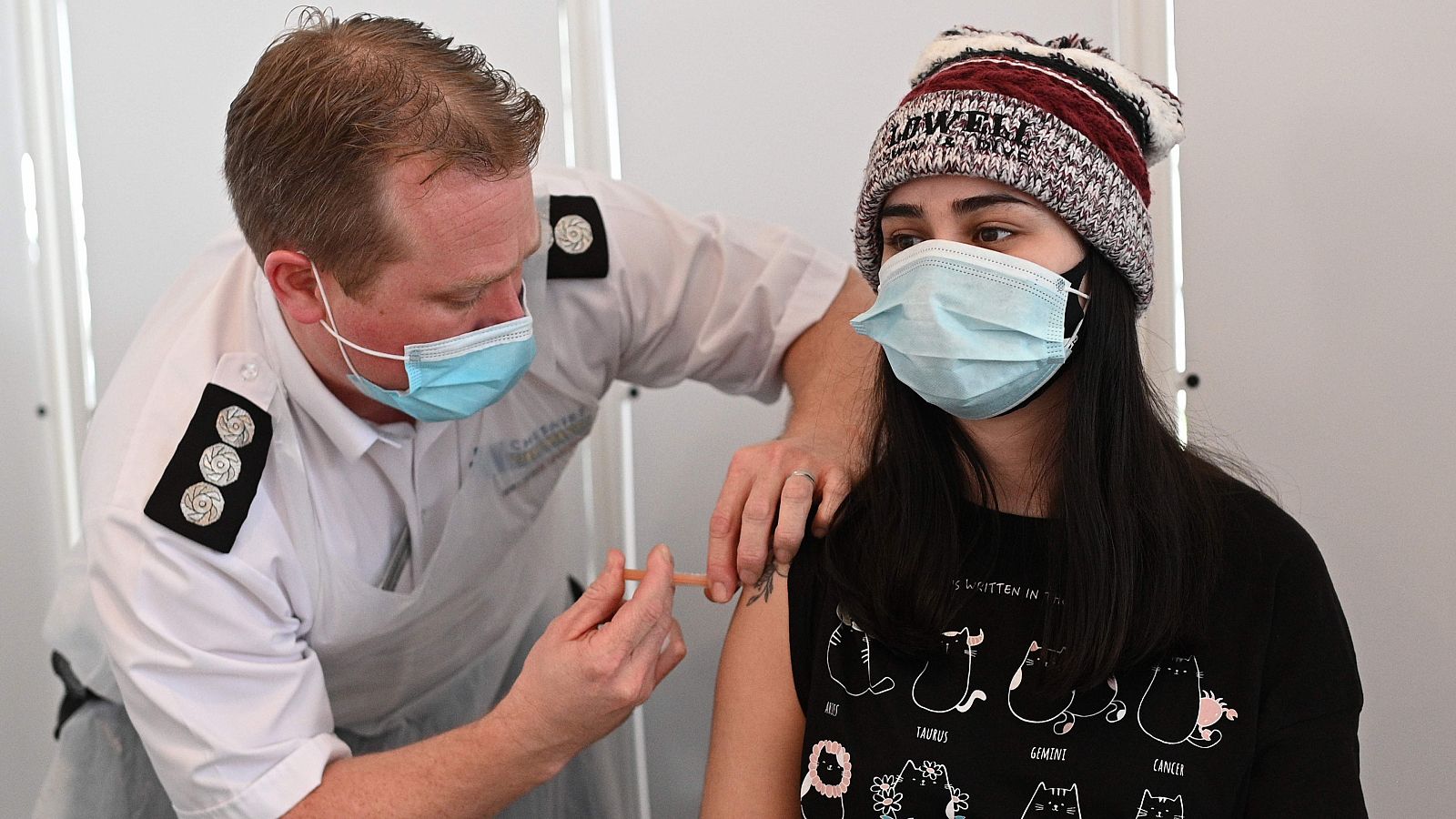 Un sanitario administra una dosis vacunal a una joven en la ciudad inglesa de Chester.