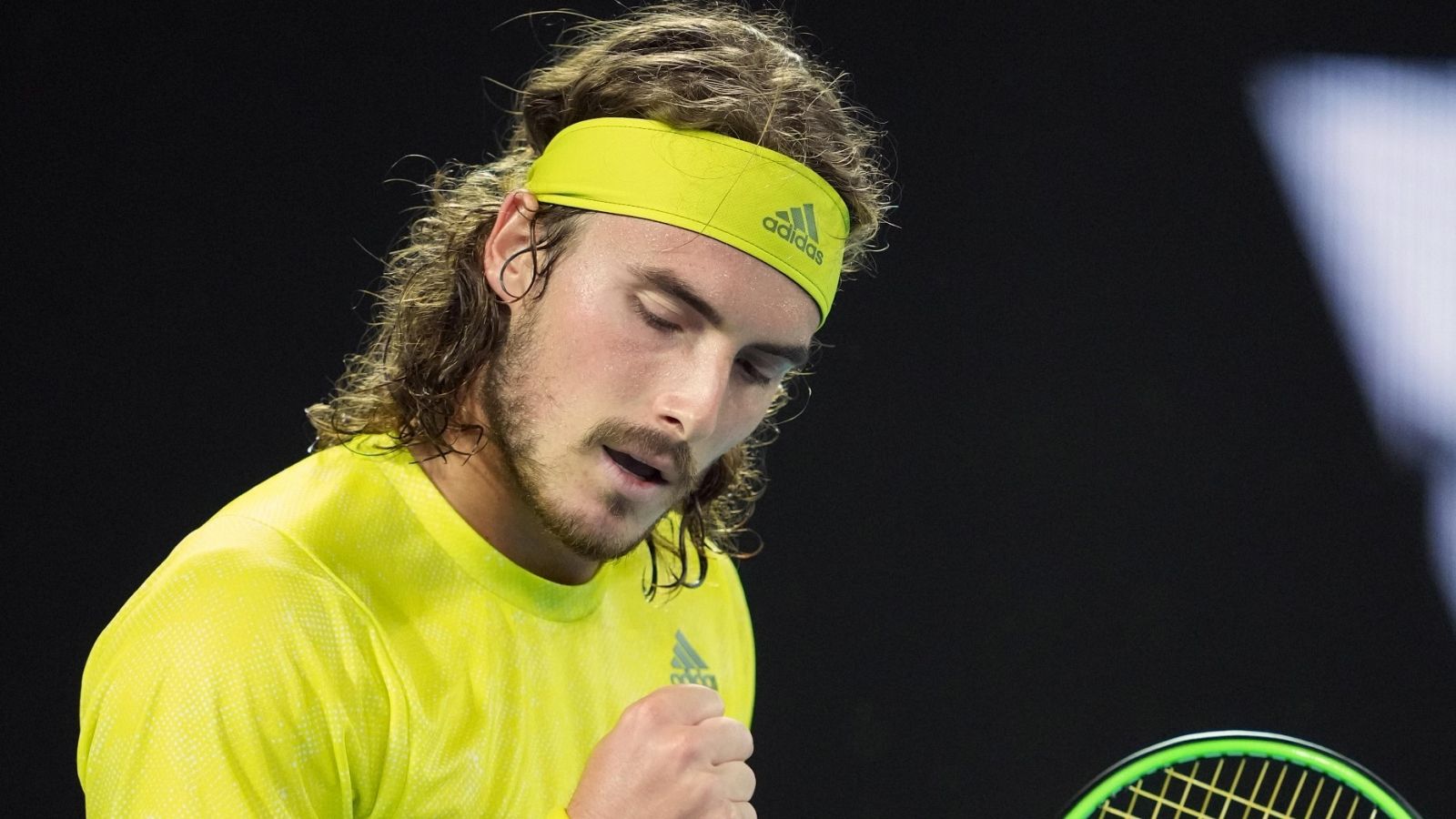 Stefanos Tsitsipas celebra un punto ante Rafa Nadal.