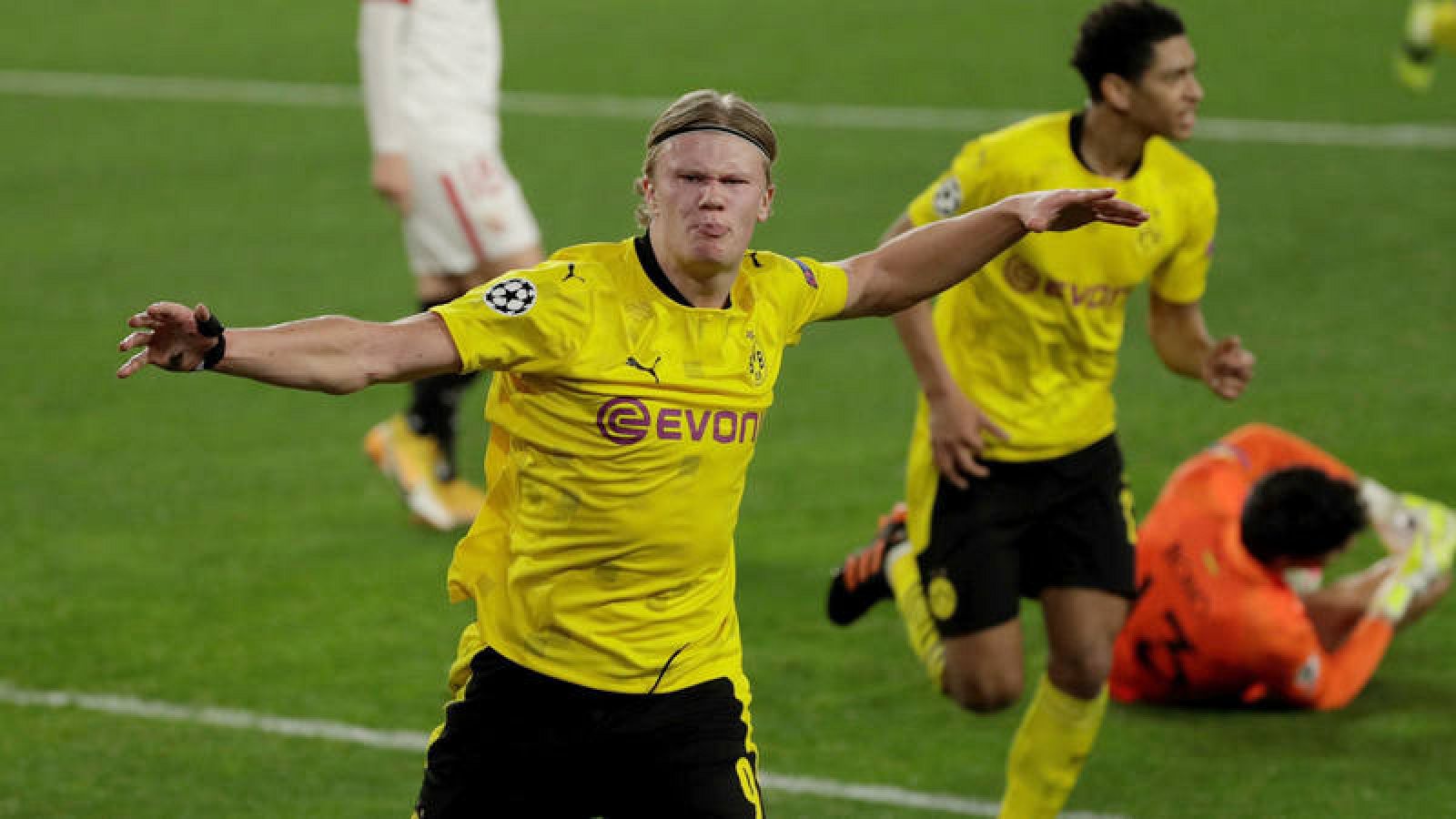 El delantero noruego del Borussia Dortmund Erling Haaland celebra su primer gol al Sevilla.
