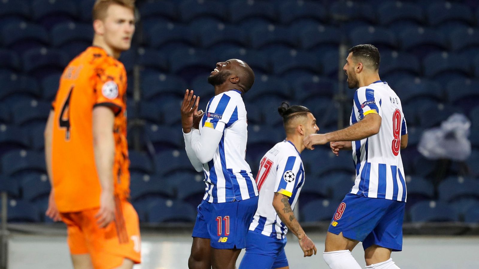 Marega (centro, mirando al cielo) celebra un gol ante la Juve