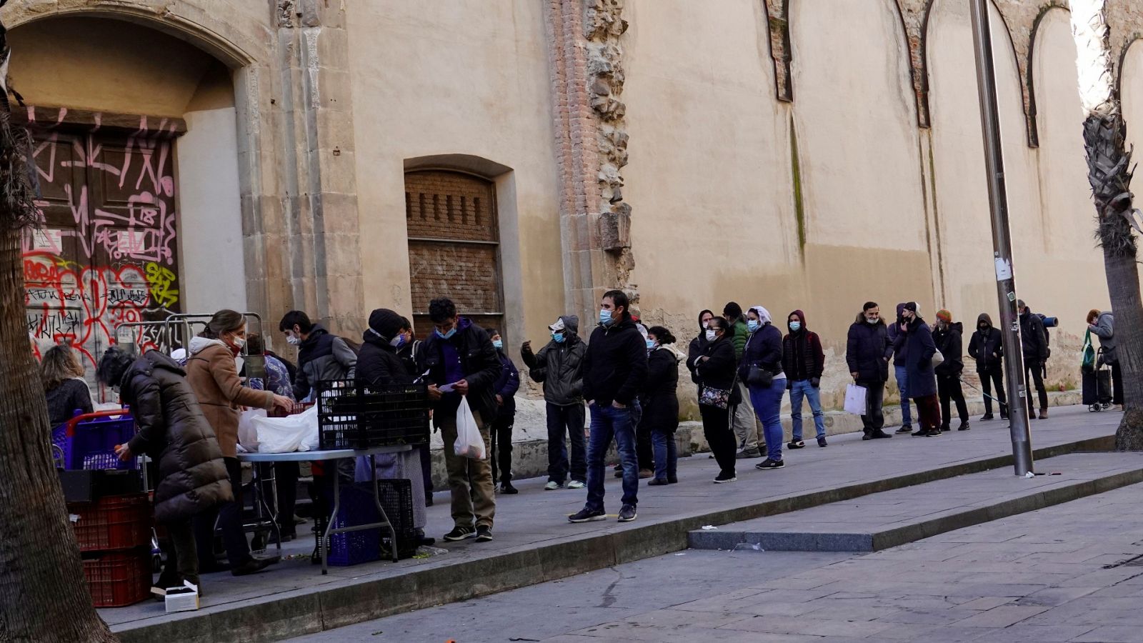 Personas guardan cola para pedir comida