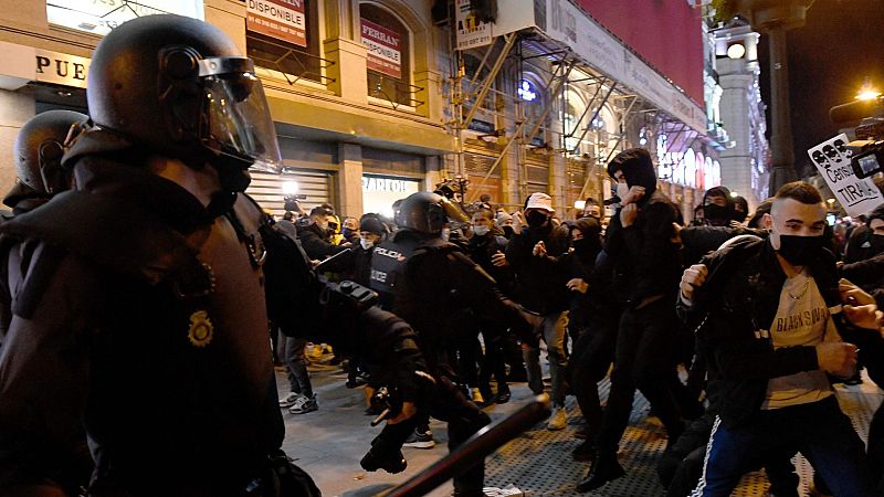 Tensión entre la policía y los manifestantes en Madrid durante la noche del miércoles
