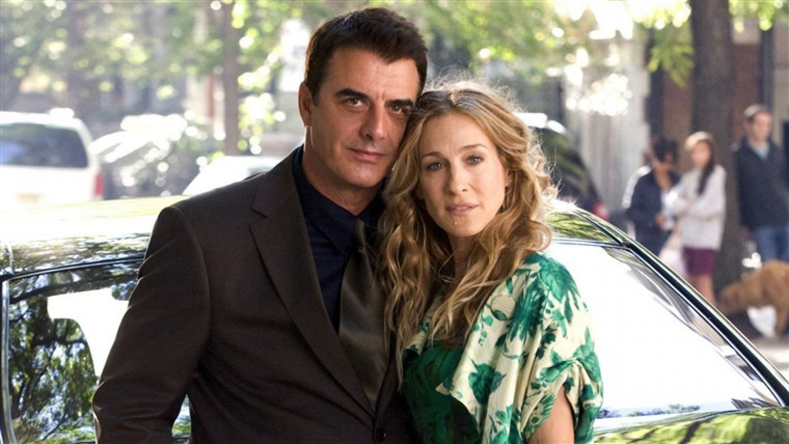 Chris Noth y Sarah Jessica Parker posando