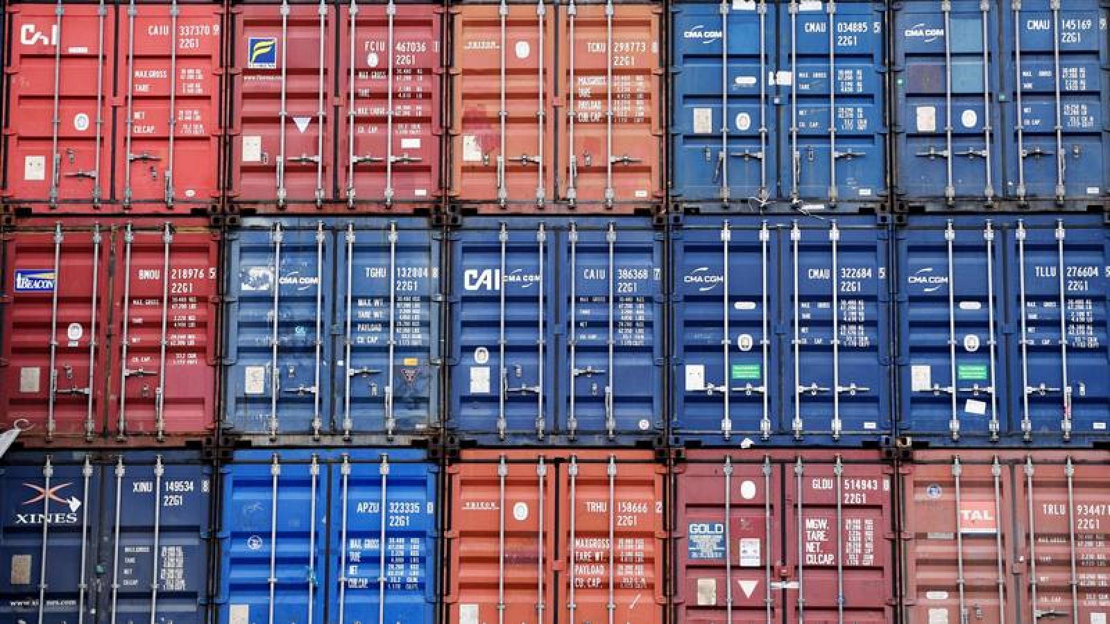 Contenedores apilados en un puerto