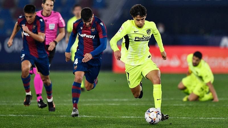 Rober Pier, del Levante, disputa el balón con Joao Félix, del Atlético de Madrid.