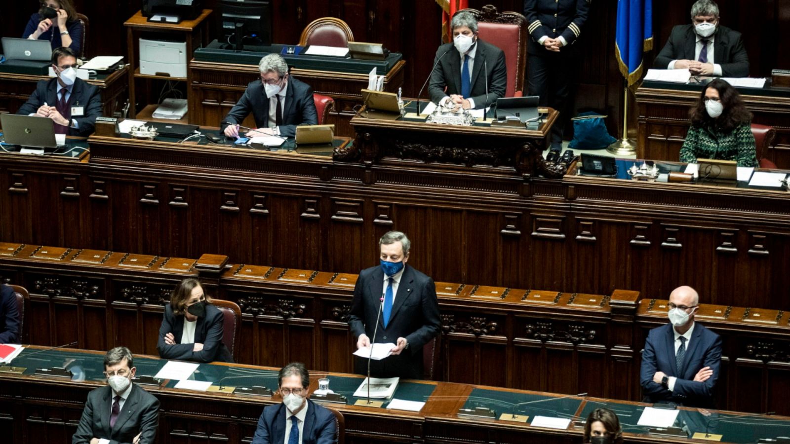 El primer ministro de Italia, Mario Draghi (c), hablando en el Parlamento italiano el jueves 18 de febrero de 2021.