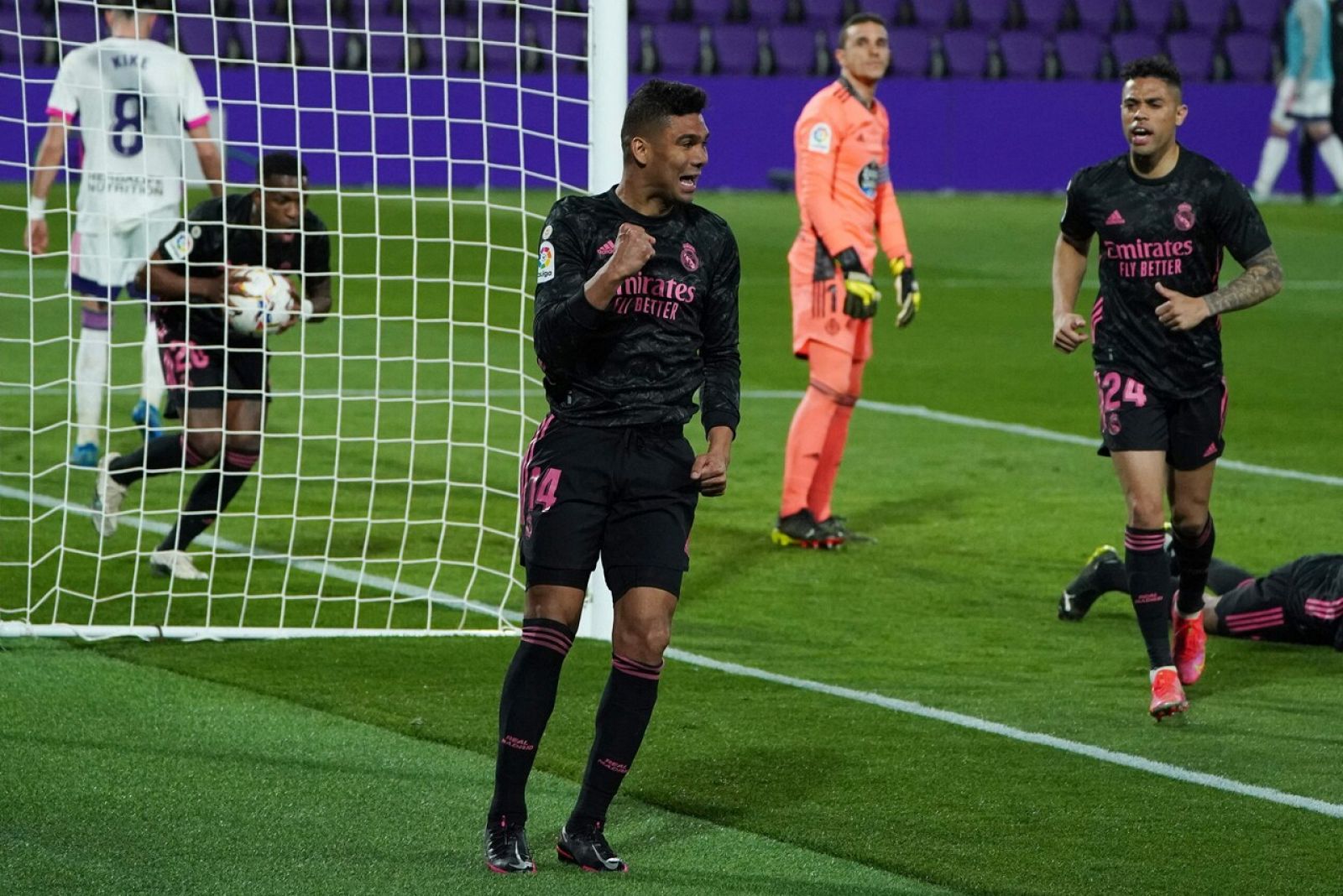 Casemiro (c) celebra su gol para el Madrid en Valladolid.