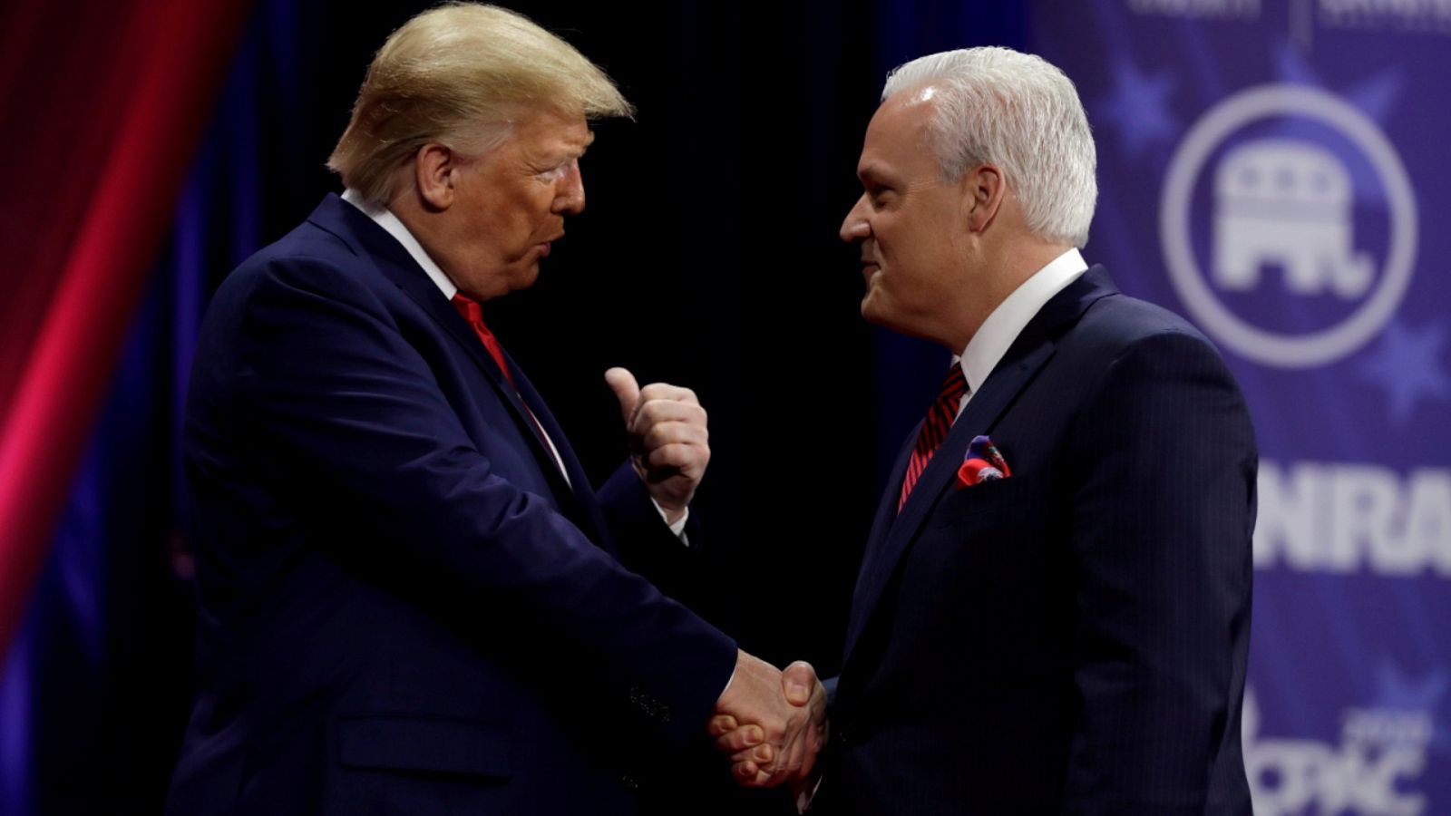 Imagen de archivo del 29 de febrero de 2020 de Donald Trump junto a Matt Schlapp, presidente de la Unión Conservadora Estadounidense, durante la Conferencia de Acción Política Conservadora (CPAC).