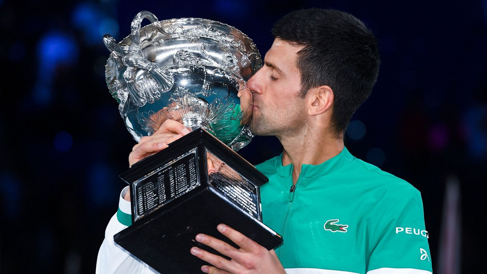 Djokovic besa el trofeo del Open de Australia