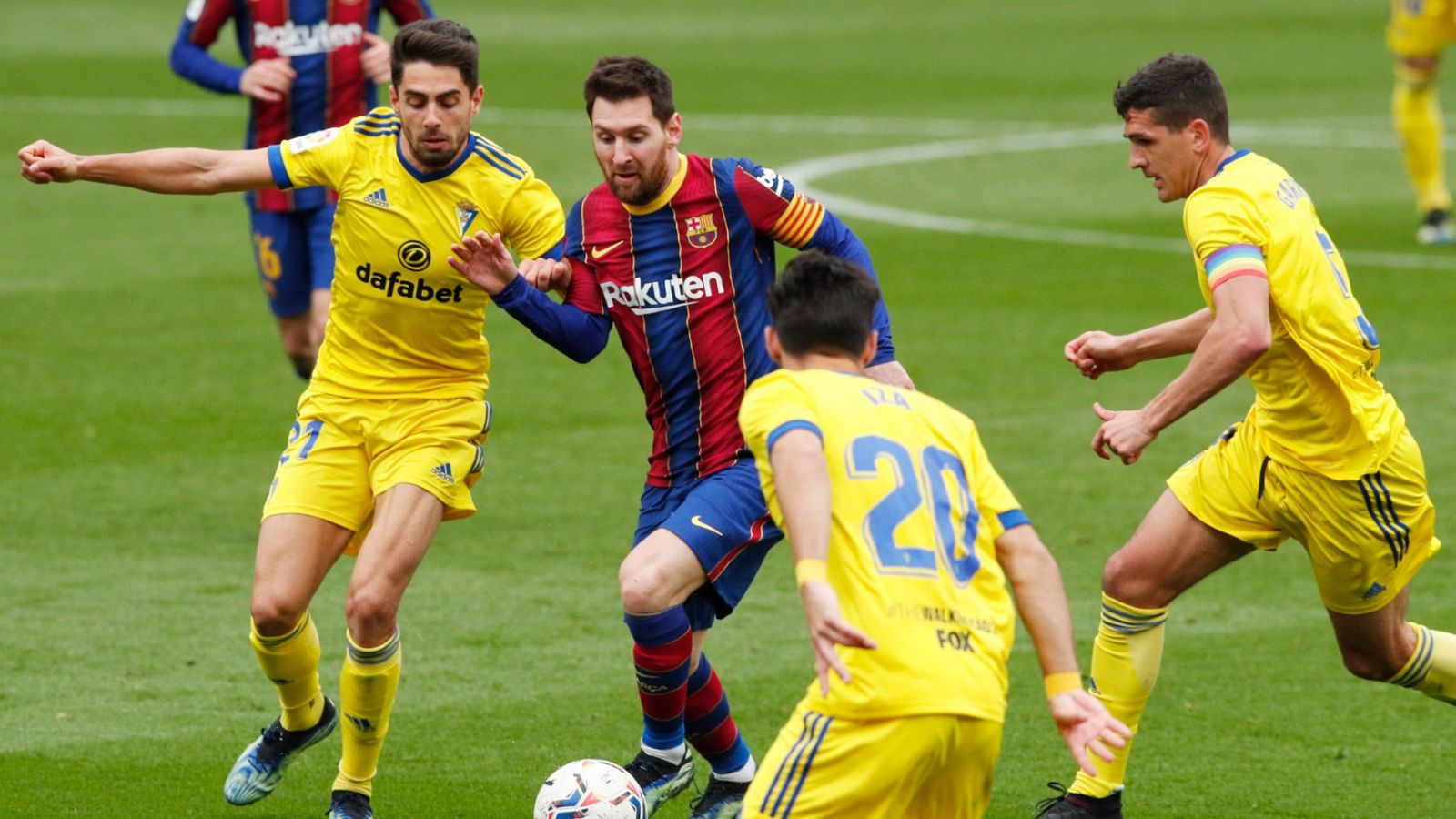 Varios jugadores del Cádiz intentan impedir el avance de Messi en el Camp Nou.