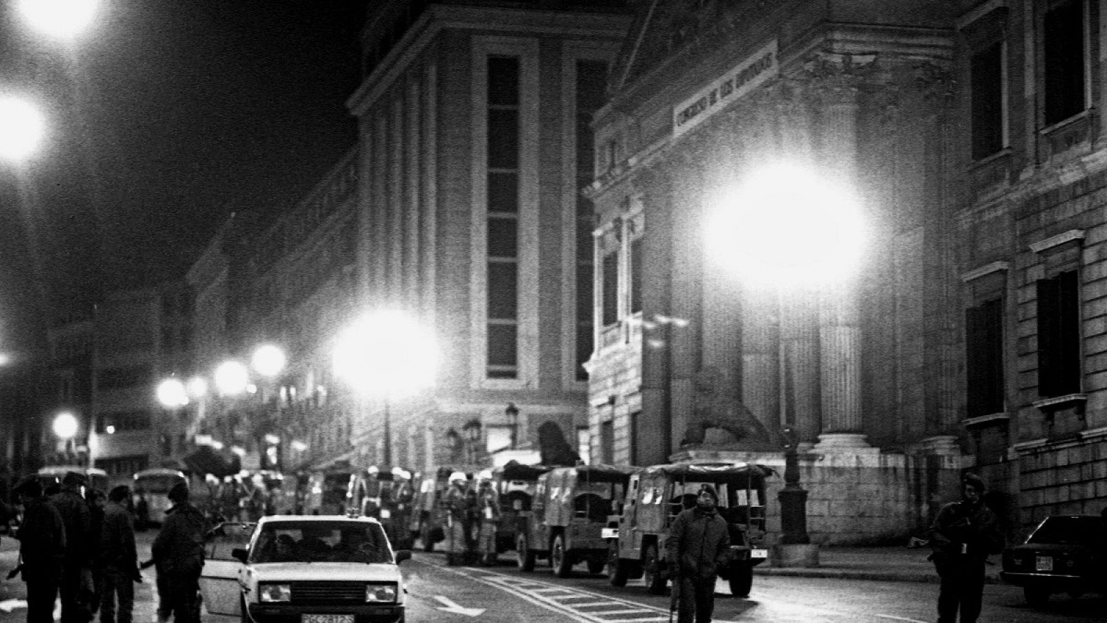 Exterior del Congreso de los Diputados en la noche del 23F.