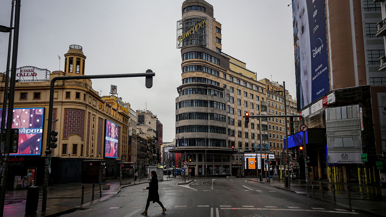 Imagen de la Gran Vía de Madrid a finales de marzo de 2020, en pleno confinamiento.