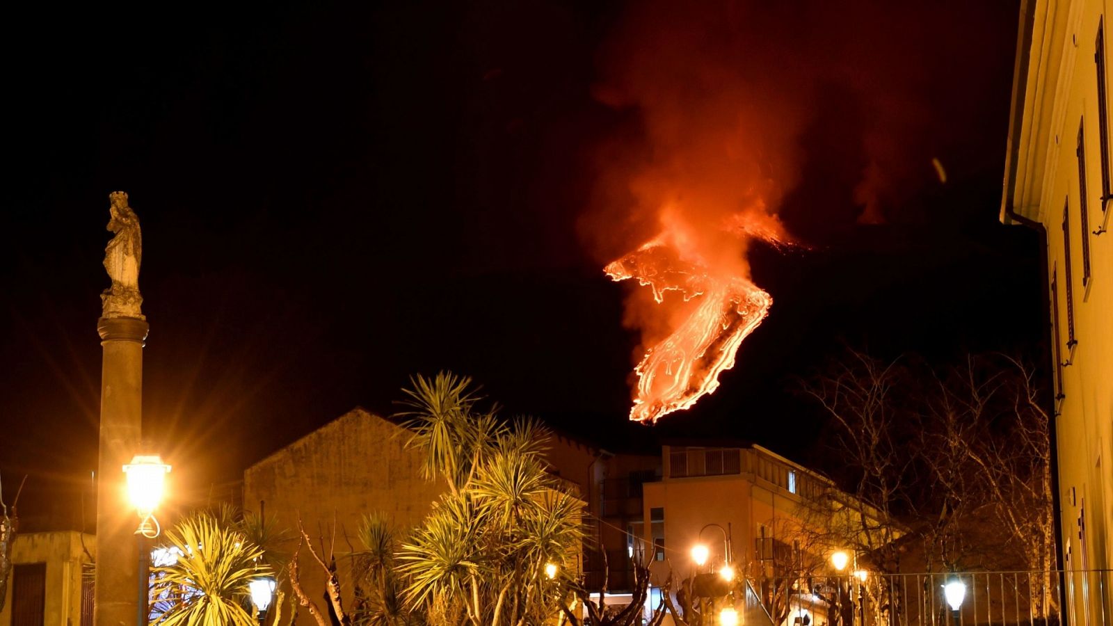 Una lengua de lava desciende por una ladera del volcán Etna.