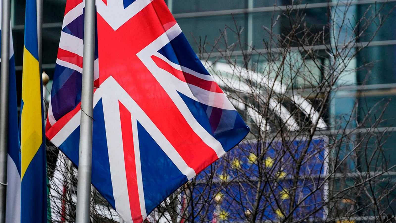 La bandera del Reino Unido frente al Parlamento europeo en Bruselas.