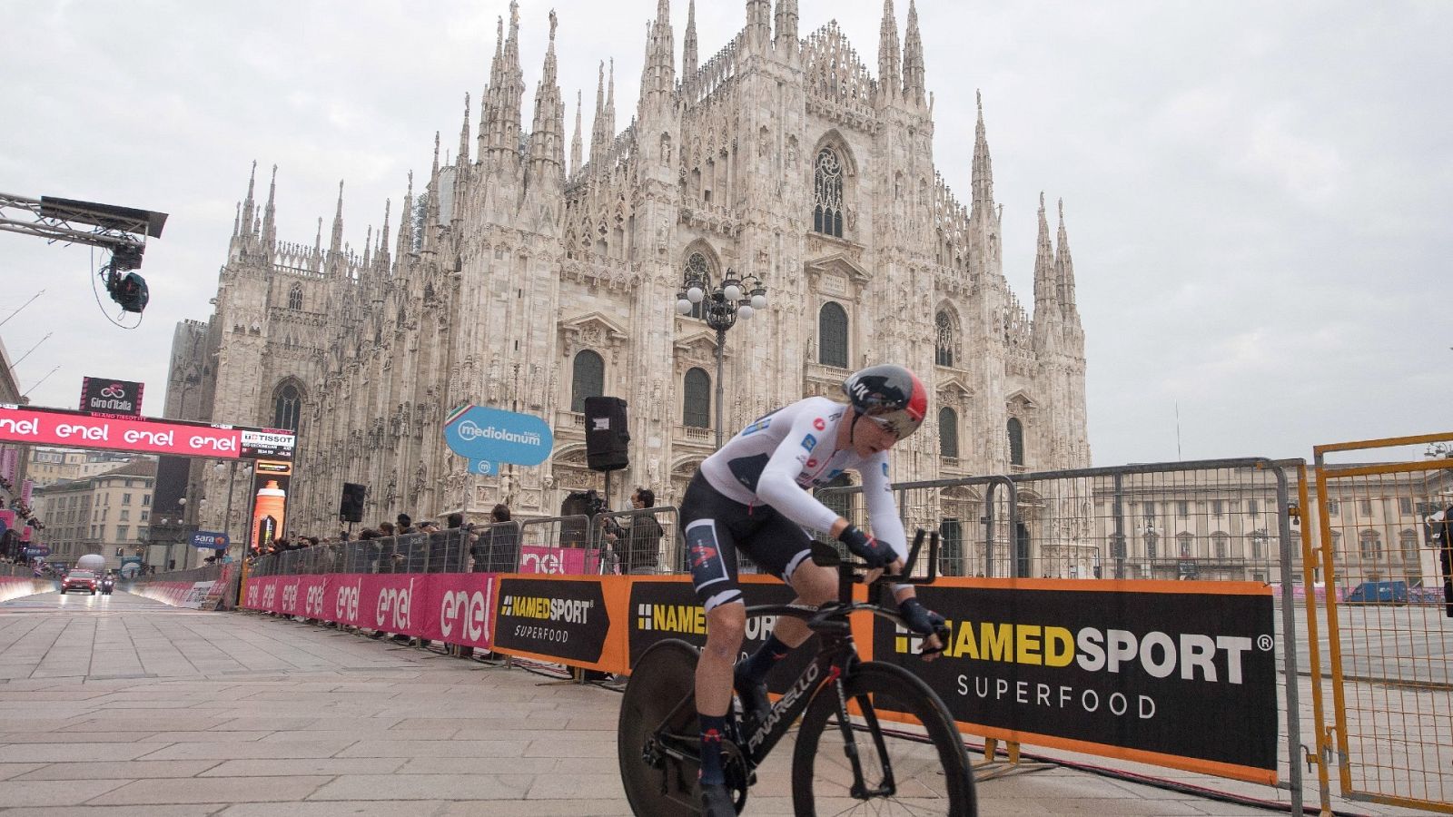 El ciclista Tao Geoghegan Hart cruza la meta de la última etapa del Giro de Italia 2020