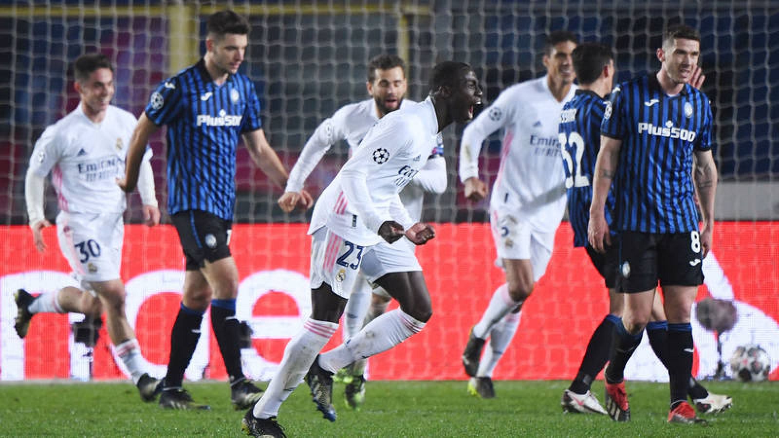 Mendy celebra el gol del triunfo madridista en Bérgamo.
