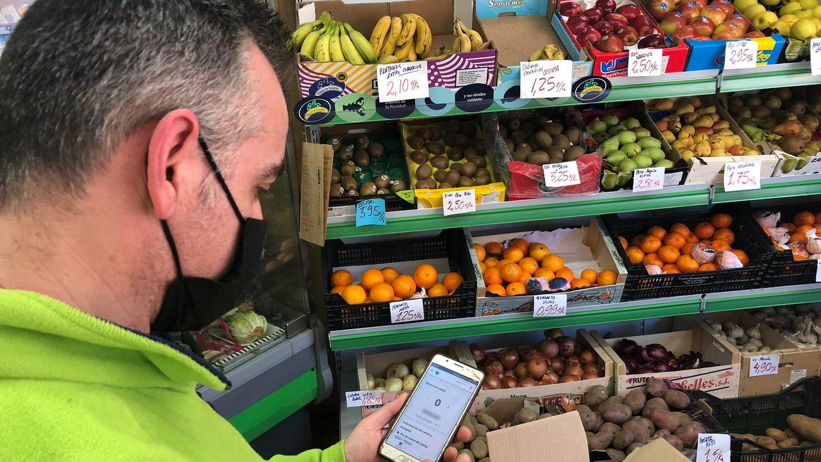 Emilio usando una app contra el desperdicio de comida