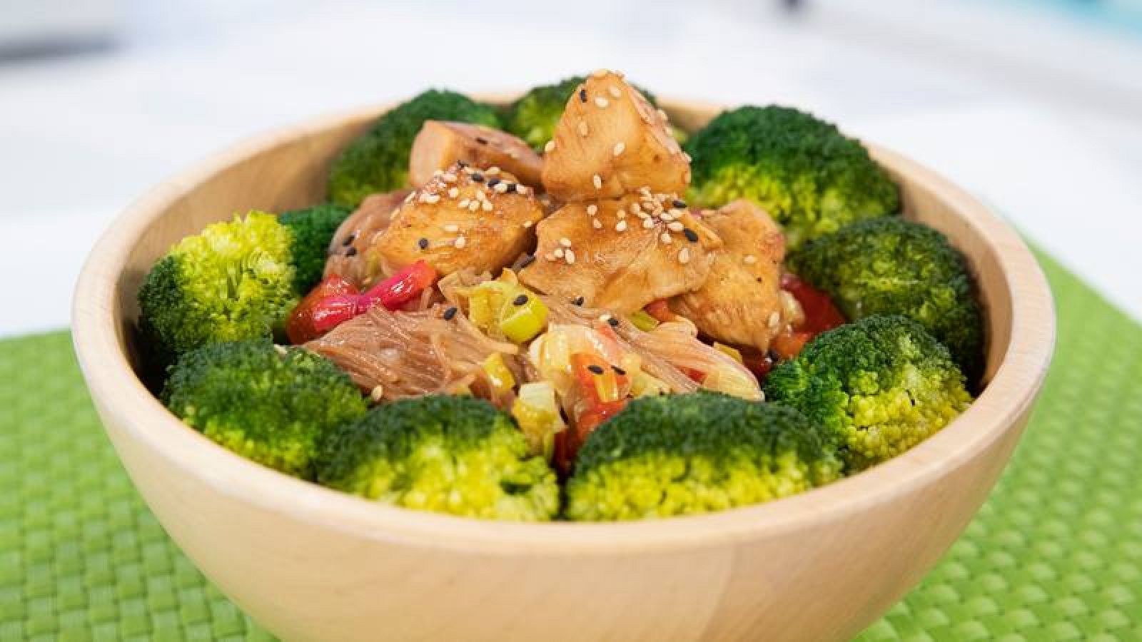 Receta de tallarines de arroz con brócoli y pollo teriyaki