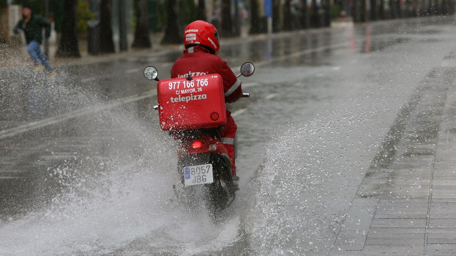 Los repartidores en moto de Telepizza no están obligados a aportar su teléfono particular para su geolocalización mientras trabajan