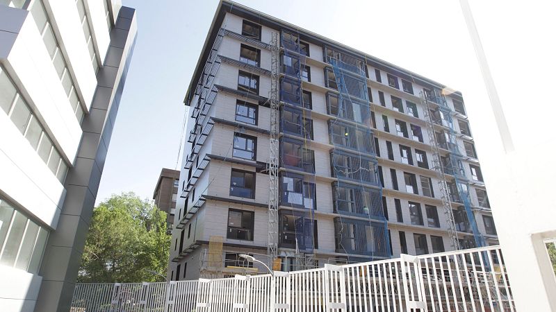 Bloque de pisos en construcción