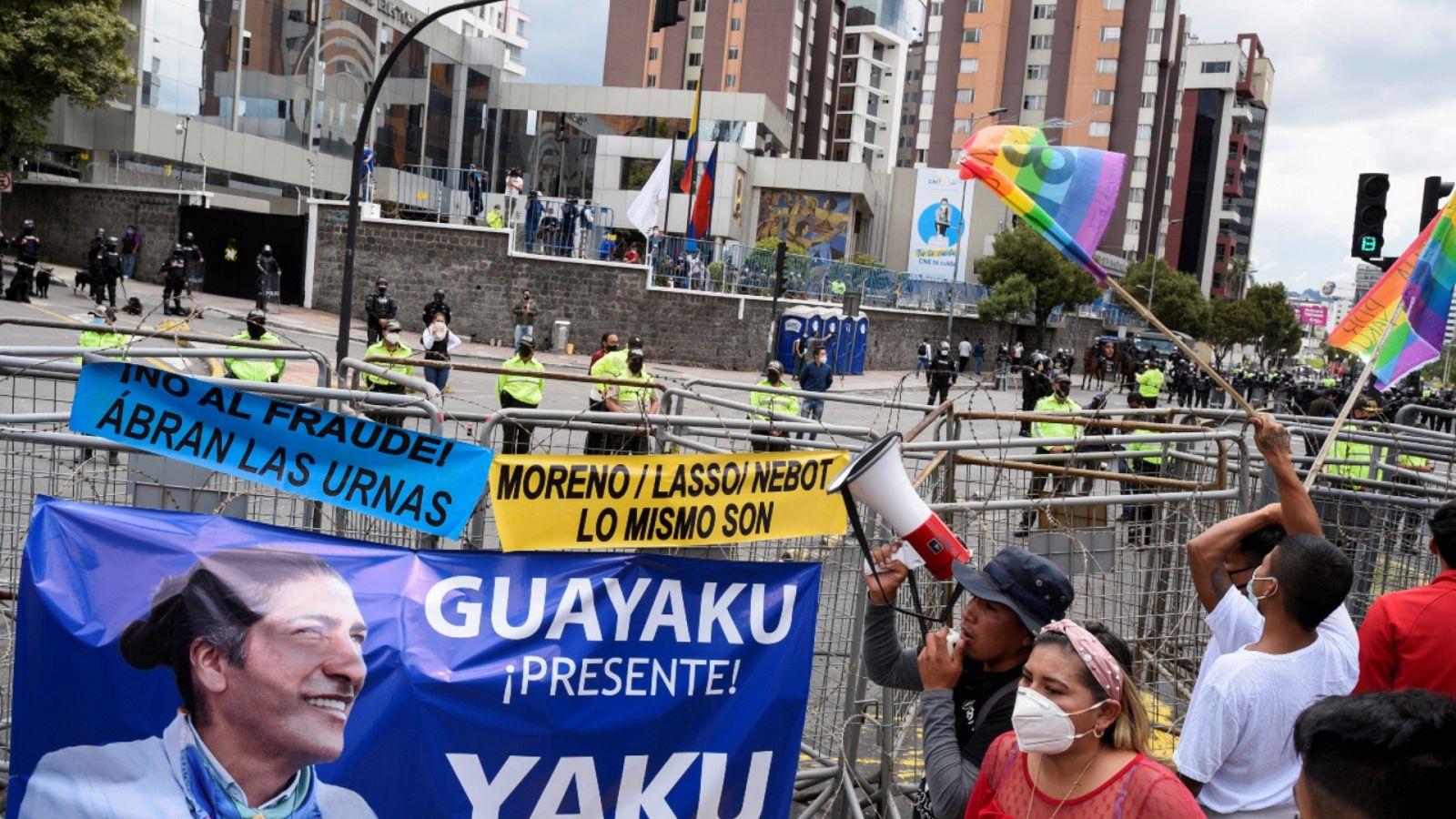 Partidarios del candidato presidencial indígena Yaku Pérez en el exterior del Consejo Nacional Electoral (CNE) de Ecuador en Quiro el 23 de febrero de 2021.