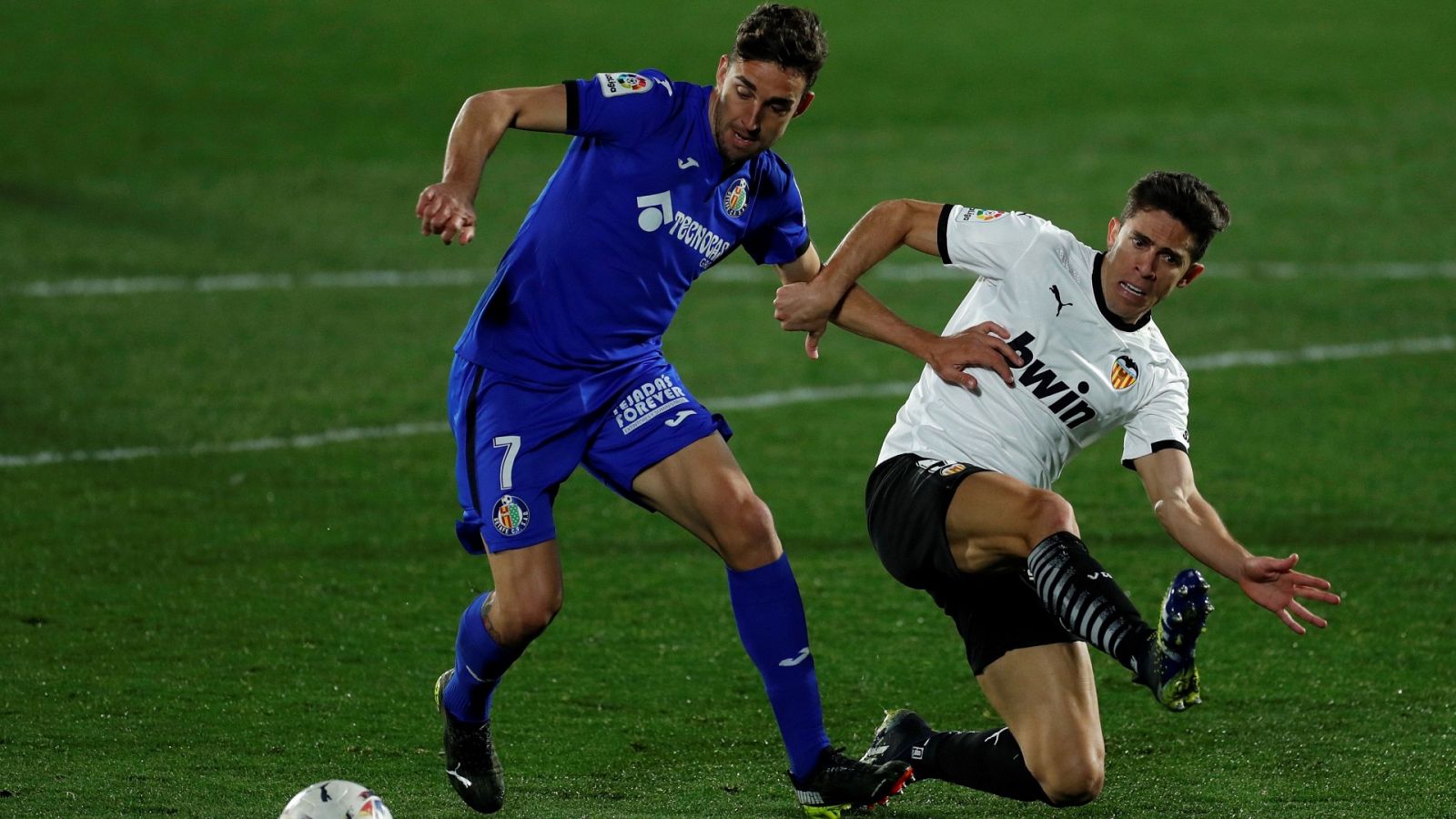 El delantero del Getafe Jaime Mata (i) lucha con el brasileño Gabriel Armando de Abreu, del Valencia CF,