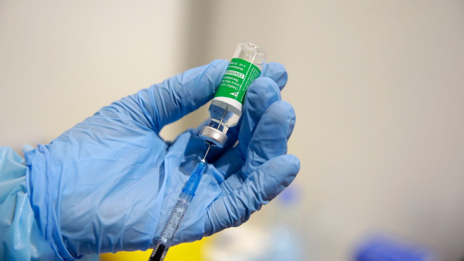 Un trabajador sanitario prepara una dosis de la vacuna de AstraZeneca