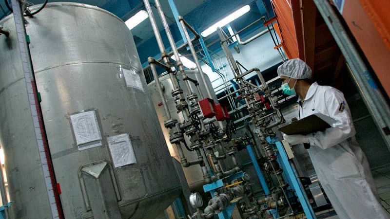 Un técnico iraní trabaja durante una visita de la OIEA