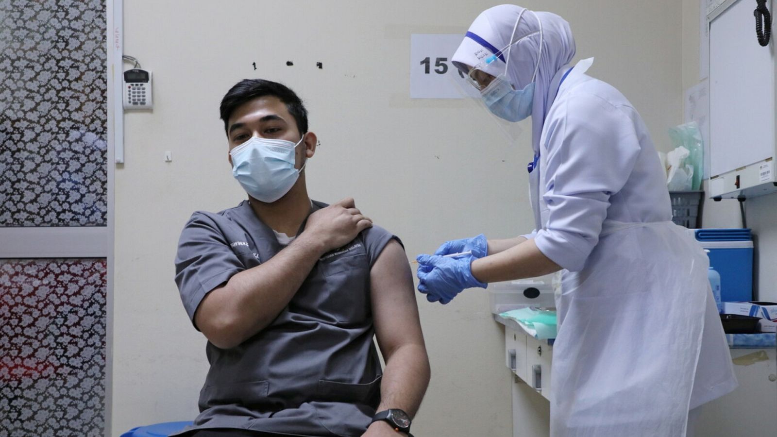 Sanitarios reciben una vacuna contra el coronavirus en Malasia. REUTERS/Lim Huey Teng