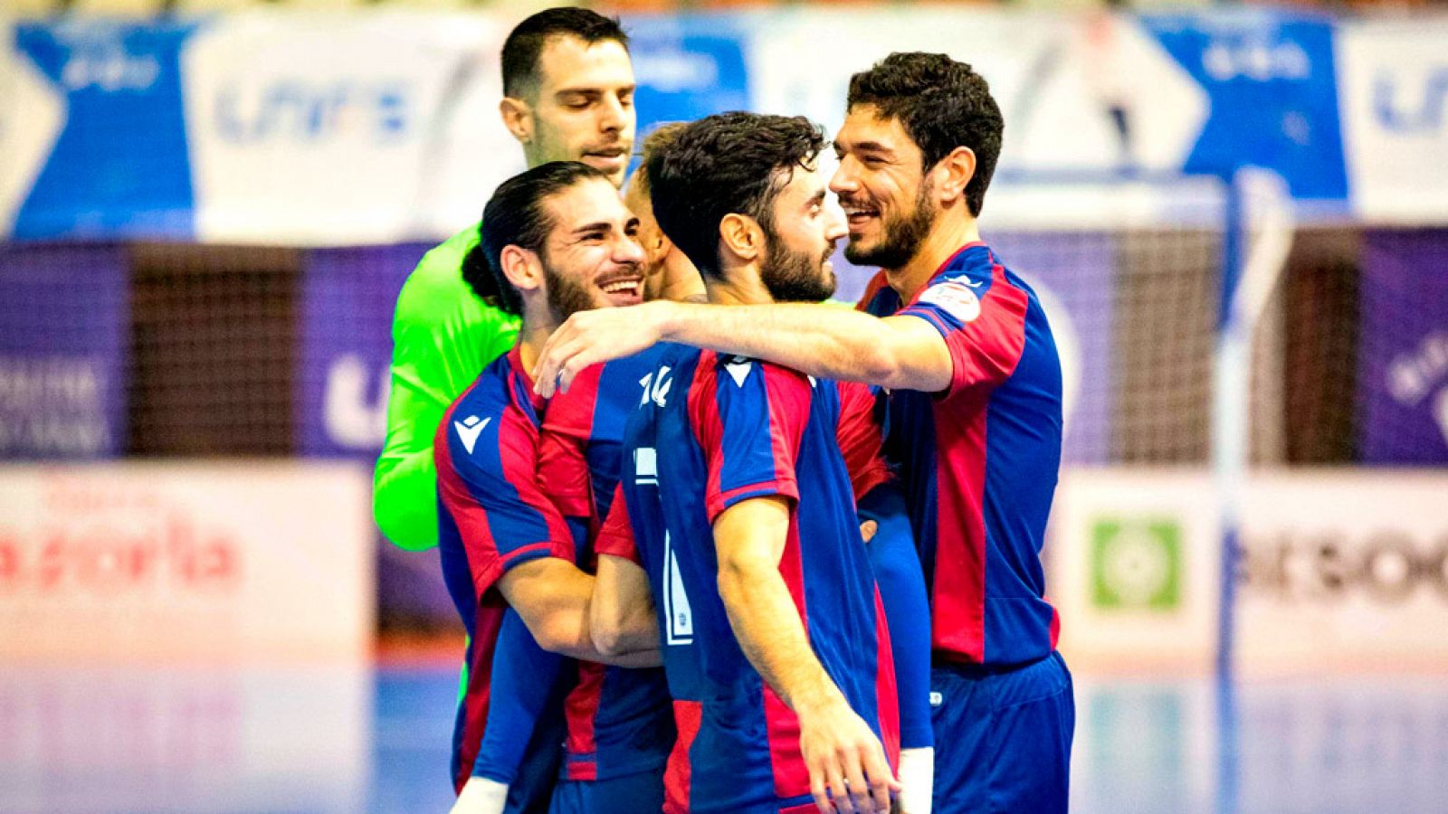 Los jugadores del Levante celebran su victoria.