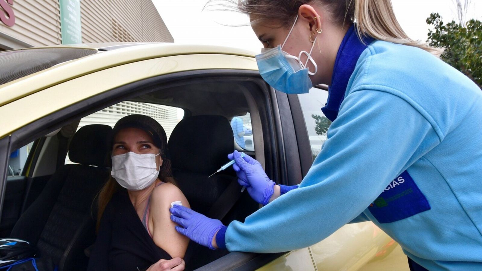 Una mujer recibe una vacuna contra la COVID-19 en el puesto instalado por la Consejería de Salud en el Palacio de los Juegos Mediterráneos de Almería. EFE/Carlos Barba