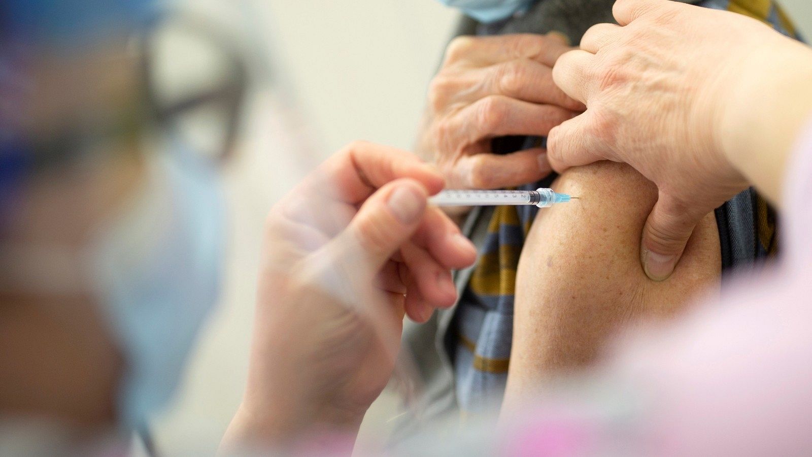 Un hombre recibe una dosis de la vacuna contra el coronavirus en Quebec, Canadá