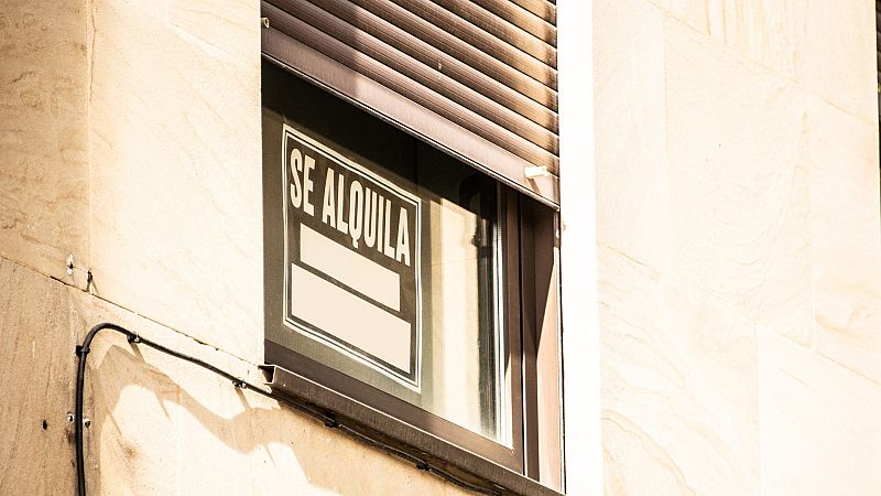 Cartel de 'se alquila' en la ventana de una vivienda.