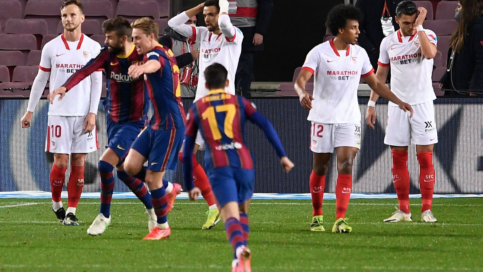 Los jugadores del FC Barcelona celebran el gol de Piqué ante el Sevilla en las semifinales de la Copa del Rey.