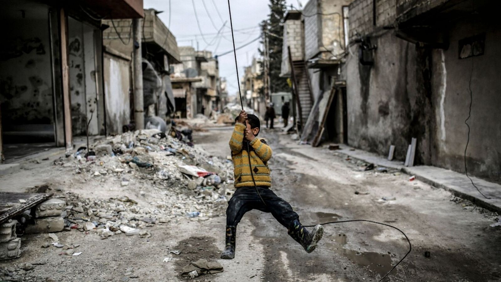 Imagen de archivo de un niño kurdo en la ciudad siria de Kobane/Ain al Arab. Foto: YASIN AKGUL / AFP