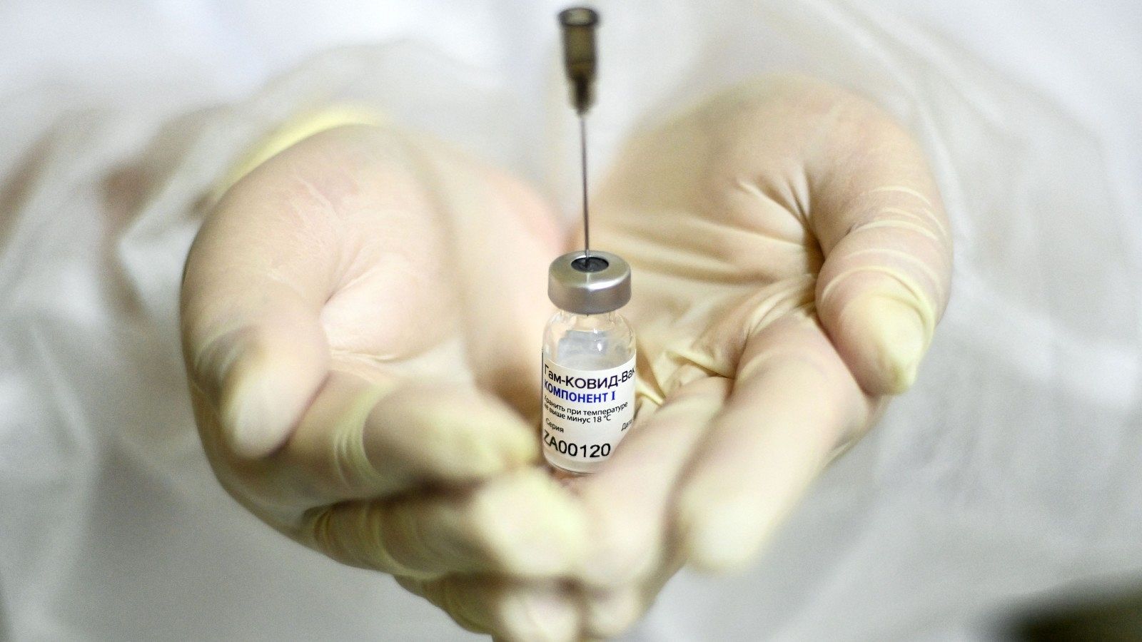 Un profesional sanitario muestra un vial de la vacuna rusa Sputnik V, en una imagen de archivo.
