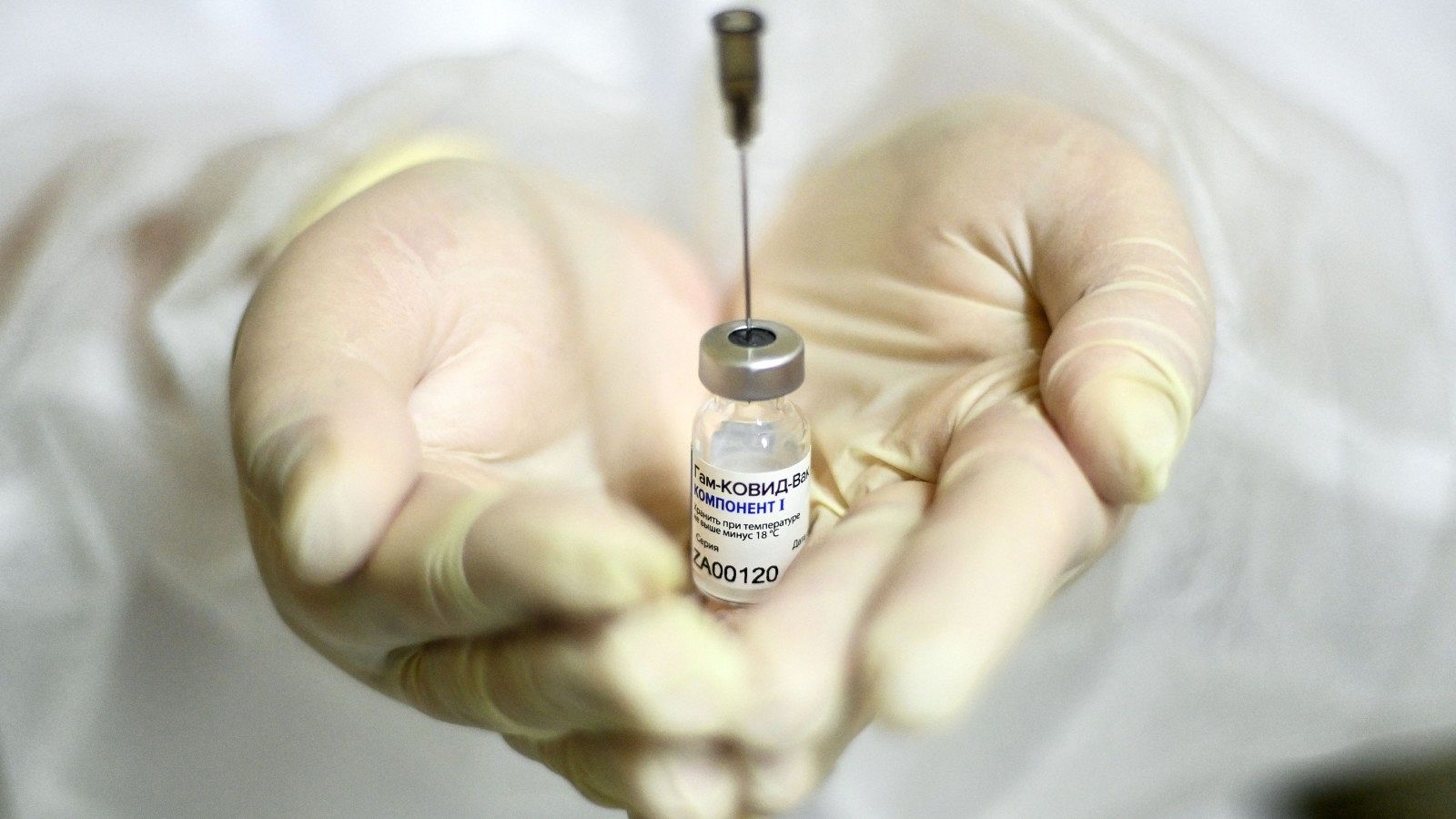 Un profesional sanitario muestra un vial de la vacuna rusa Sputnik V