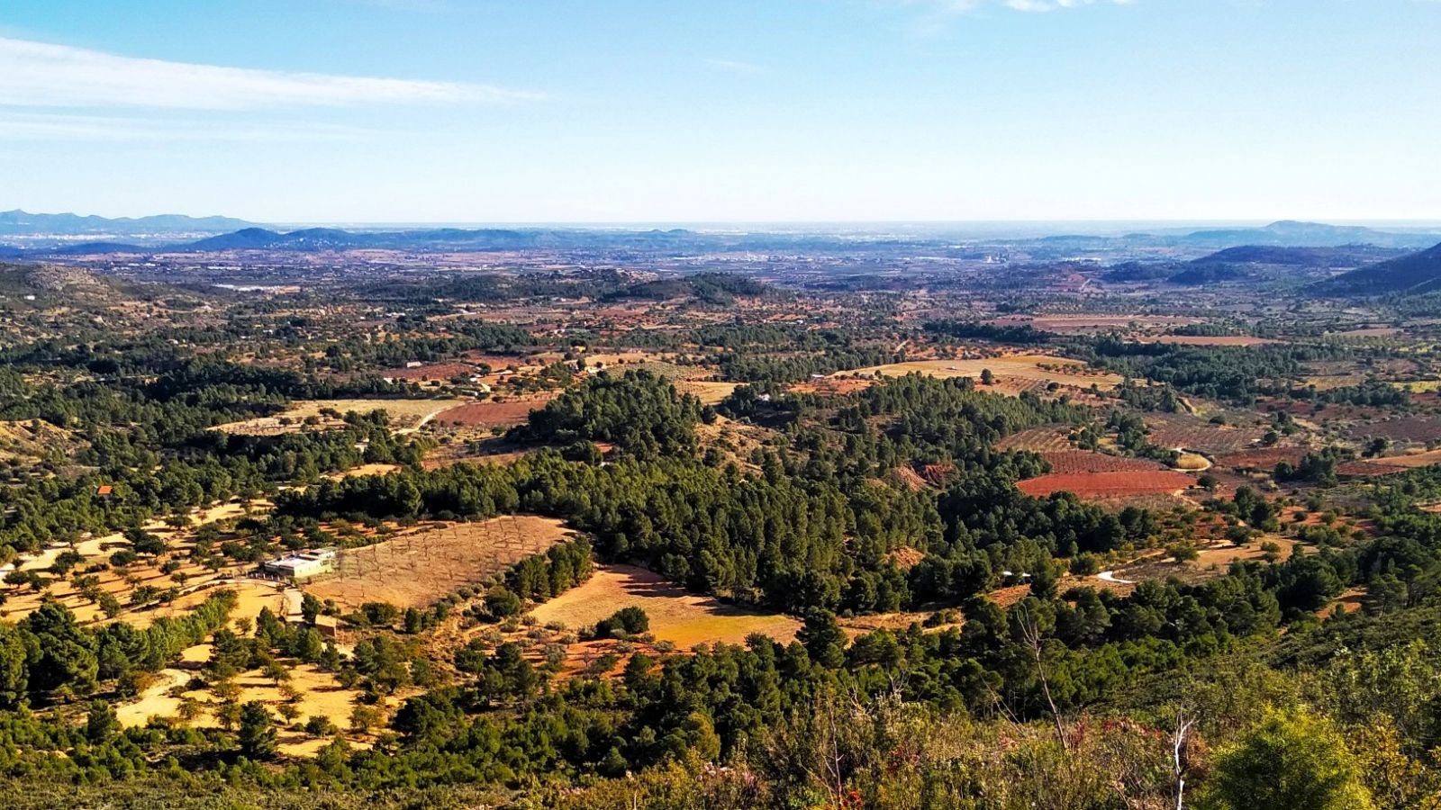 El parque se instalaría a los pies de la sierra de Chiva y ocuparía la extensión de unos 500 campos de fútbol